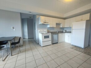 325 Spruce Street in Waterloo, ON - Foto de edificio - Building Photo