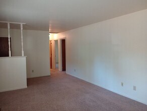 140 Merle Dr in Newport News, VA - Foto de edificio - Building Photo