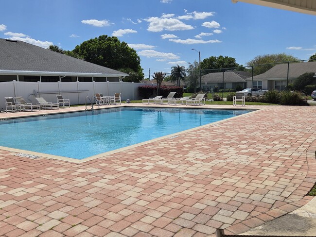 1632 Tudor Ln in Tavares, FL - Foto de edificio - Building Photo