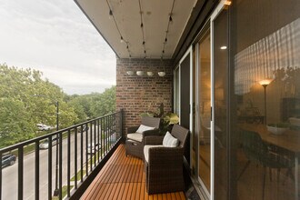 4136 N California Ave, Unit 304 in Chicago, IL - Building Photo - Building Photo