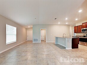 1618 Broad Winged Hawk Dr in Ruskin, FL - Building Photo - Building Photo