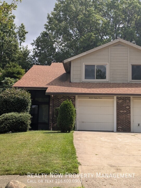 1387 Belvoir Mews in South Euclid, OH - Building Photo