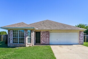 1101 Darren Dr in Burleson, TX - Building Photo