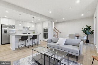 4366 Black Tulip Wy in Chantilly, VA - Building Photo - Building Photo