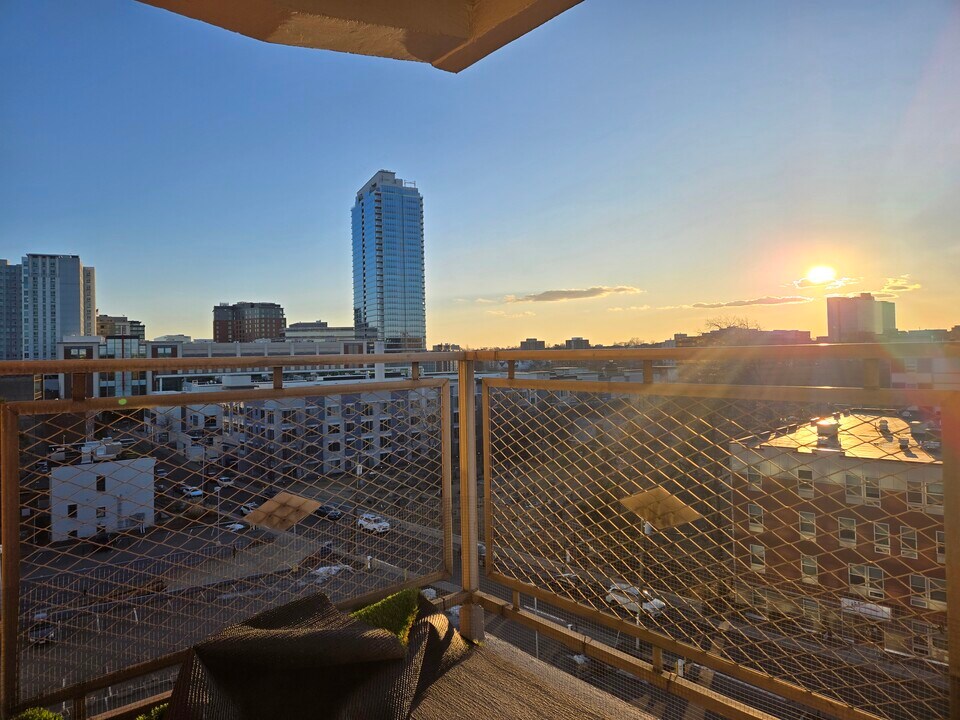 700 Summer St, Unit 8L in Stamford, CT - Building Photo