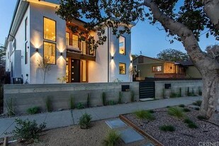 11011 Exposition Blvd in Los Angeles, CA - Building Photo