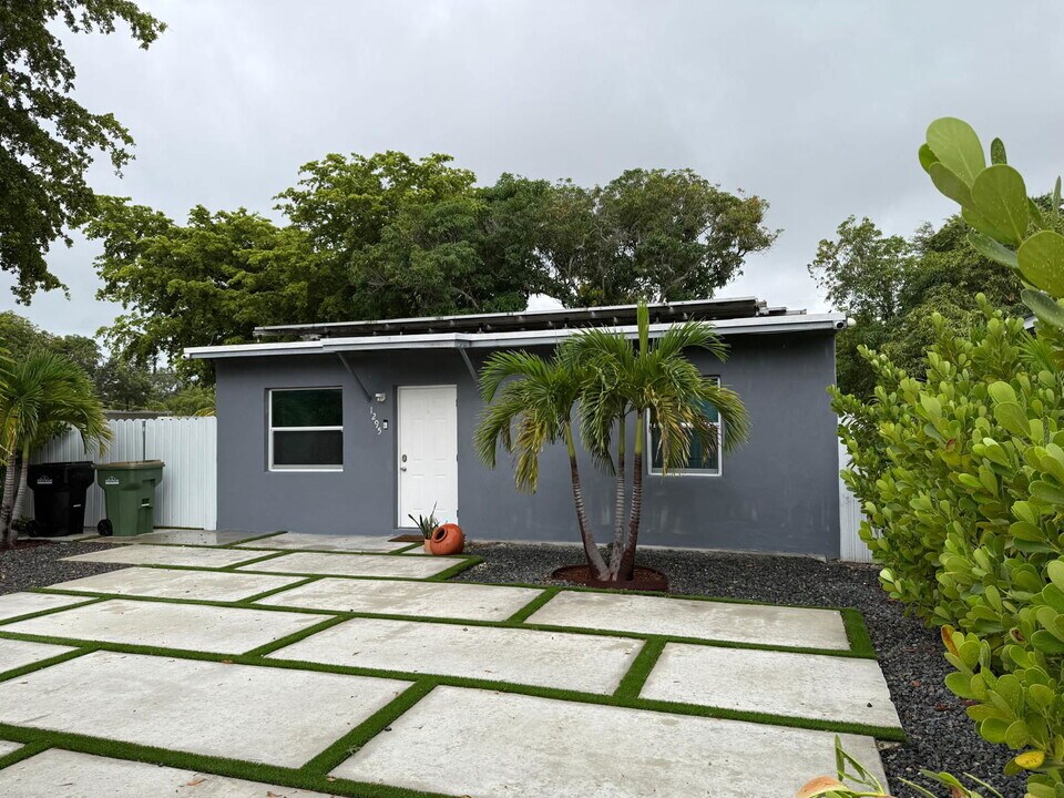 1295 NW 122nd St in North Miami, FL - Building Photo