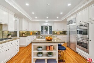 721 N Linden Dr in Beverly Hills, CA - Building Photo