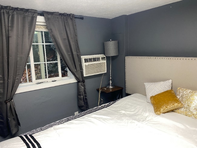 1129 Magnolia Ave, Unit 2 in Redding, CA - Foto de edificio - Building Photo