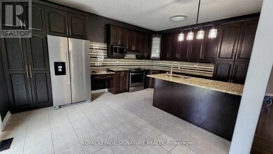 72 Secinaro Ave in Hamilton, ON - Building Photo - Building Photo