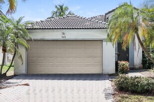 966 Bluewood Terrace in Weston, FL - Building Photo