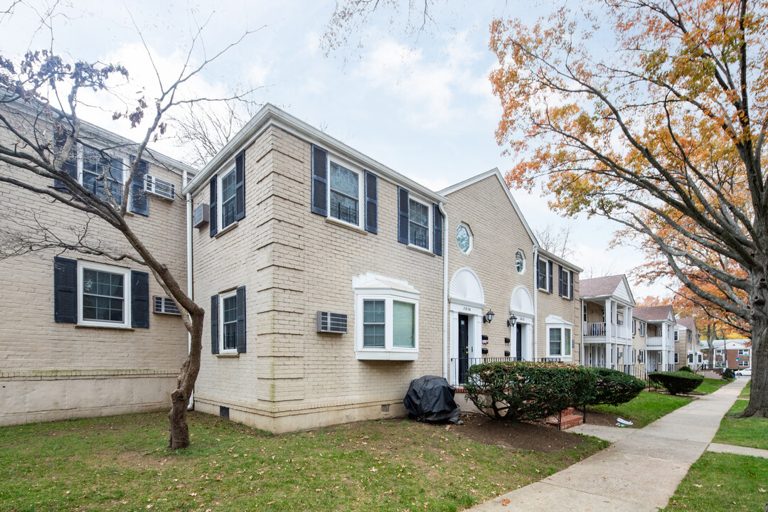 Bayhill Gardens in Oakland Gardens, NY - Foto de edificio