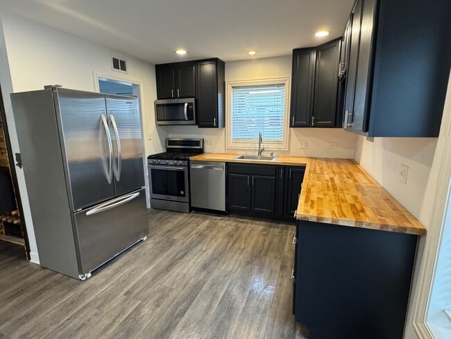 1892 White St in Des Plaines, IL - Building Photo - Building Photo