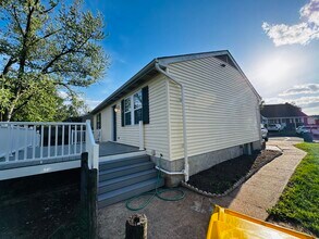 1242 Cedarcliff Dr in Glen Burnie, MD - Foto de edificio - Building Photo