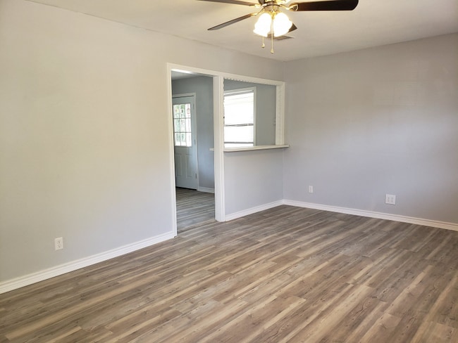 1820 Meadowlark Ln in Denison, TX - Foto de edificio - Building Photo