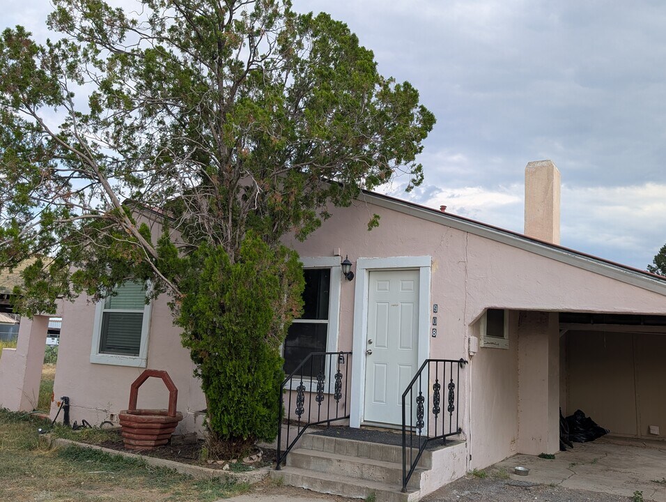 908 W Avenue H in Alpine, TX - Building Photo
