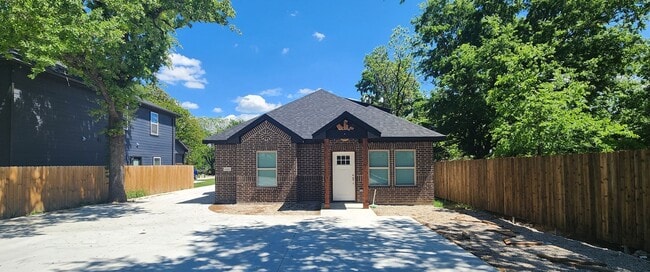 313 Clarence St, Unit Clarence 315