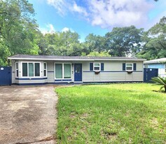 901 Lucerne Ave in Pensacola, FL - Building Photo