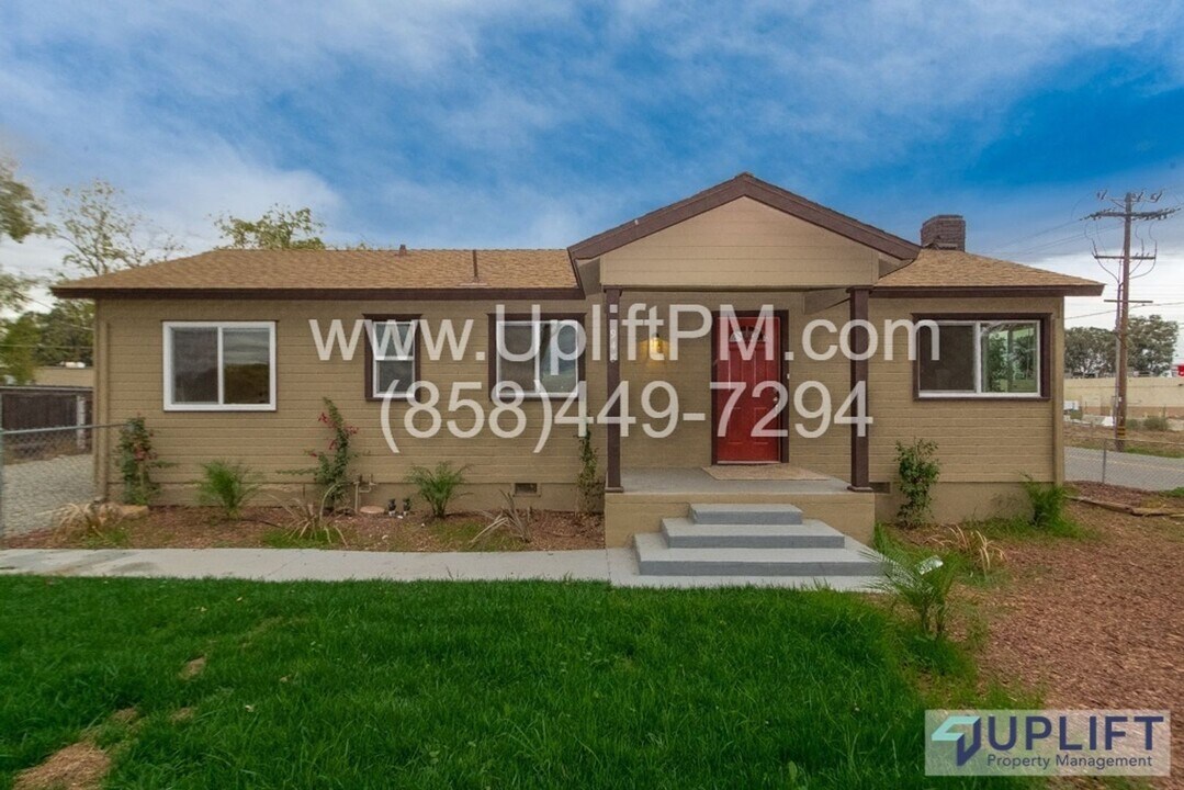 948 B St-Unit -948 B St. in Ramona, CA - Building Photo