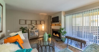 Flintridge Apartment Homes in Arlington, TX - Foto de edificio - Building Photo