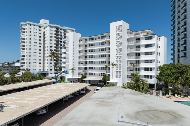 Ocean East Condominiums in Pompano Beach, FL - Foto de edificio - Building Photo