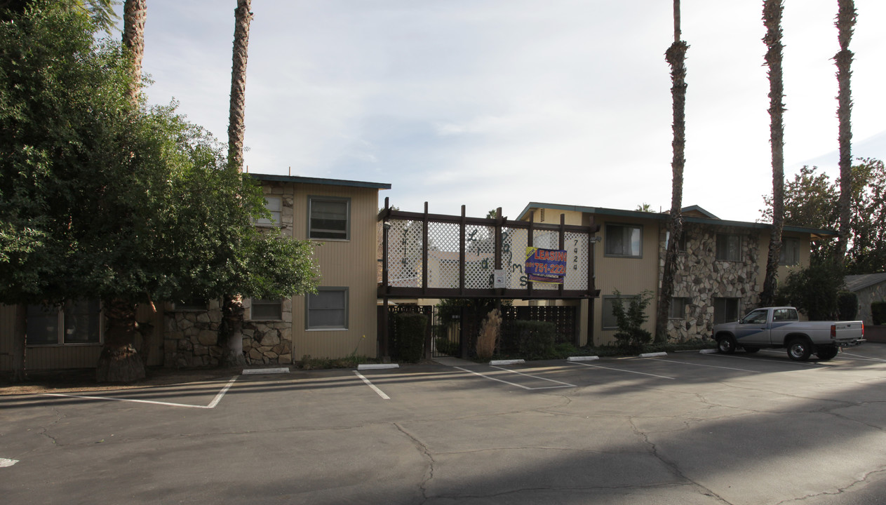 Lido Palms in Riverside, CA - Building Photo