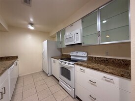 1629 S Kirkwood Rd in Houston, TX - Building Photo