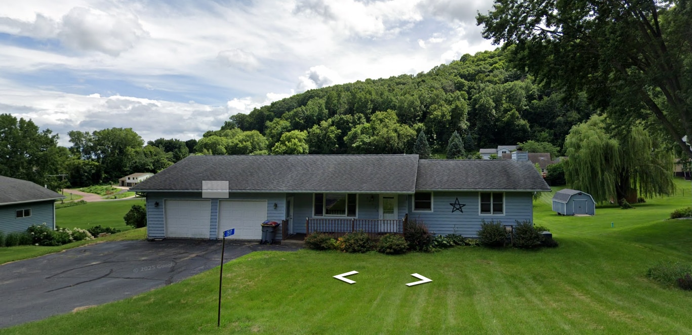 1517 Old Hickory Dr in La Crescent, MN - Building Photo