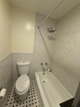 58-11 69th Pl in Queens, NY - Foto de edificio - Building Photo