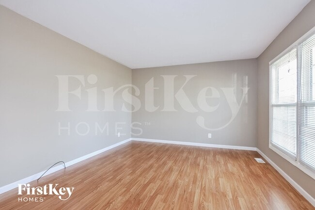 2064 Aristocrat Dr in Florissant, MO - Foto de edificio - Building Photo