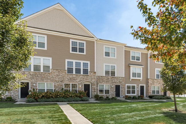 456 Autumn Ridge Cir in Pickerington, OH - Foto de edificio - Building Photo