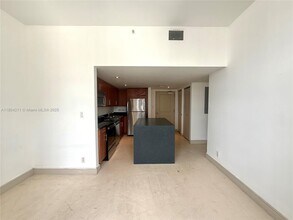 111 E Flagler St in Miami, FL - Building Photo - Building Photo