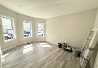 10 Cawfield St, Unit 1 in Boston, MA - Building Photo - Building Photo