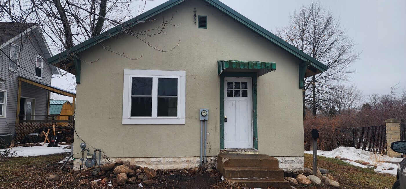 1008 1st Pl NE in Austin, MN - Building Photo