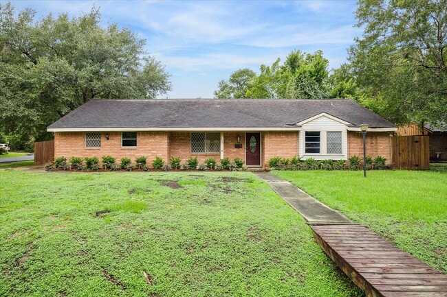 1627 Crestdale Dr in Houston, TX - Building Photo - Building Photo