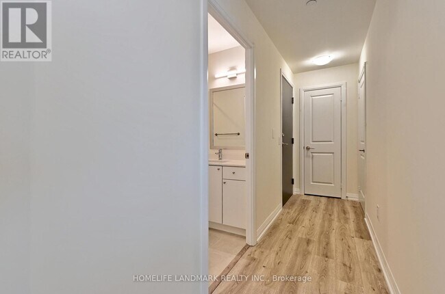 3270 Sheppard Ave E in Toronto, ON - Building Photo - Building Photo