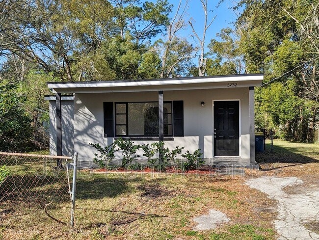 5752 Iris Blvd in Jacksonville, FL - Building Photo - Building Photo
