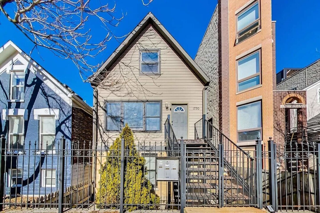 1730 W Beach Ave in Chicago, IL - Building Photo