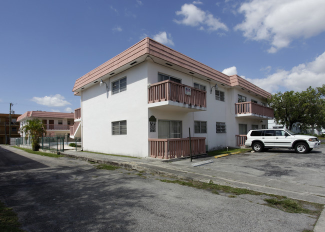 Superior Arms Apartments in Miami, FL - Building Photo - Building Photo