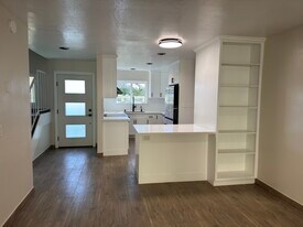 568 Lomas Santa Fe Dr in Solana Beach, CA - Building Photo