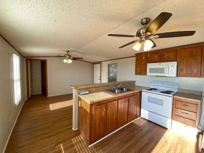 590 Glag Ln in Seguin, TX - Building Photo - Building Photo