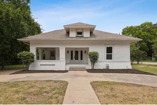 property at 611 N Main St