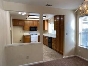 8916 Gemwood Way in Elk Grove, CA - Building Photo - Building Photo