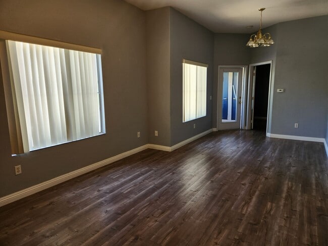 10245 S Maryland Pkwy in Las Vegas, NV - Building Photo - Building Photo