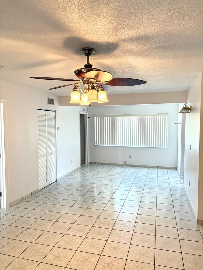4937 Tortuga Dr in West Palm Beach, FL - Foto de edificio - Building Photo