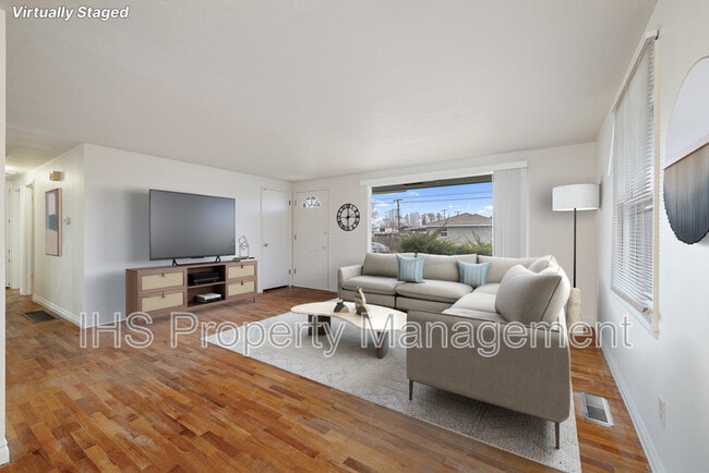 property at 1555 W Pearl St