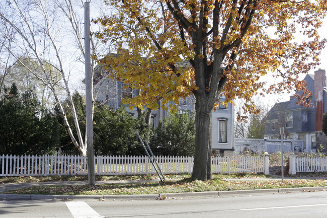 805 S Park Pl in Kalamazoo, MI - Building Photo - Building Photo