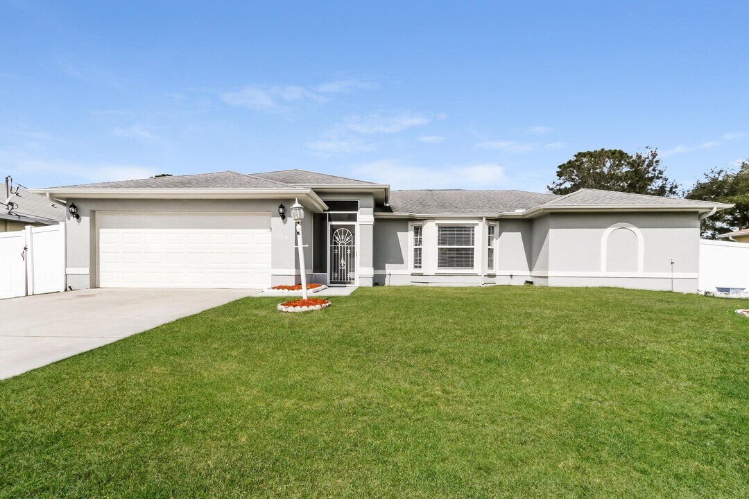 317 SW Duxbury Ave in Port St. Lucie, FL - Building Photo