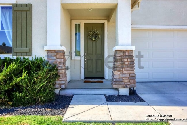 1104 Greenbrier Dr in Hanford, CA - Building Photo - Building Photo