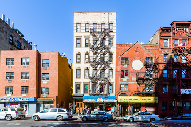 207 Madison St in New York, NY - Building Photo - Primary Photo